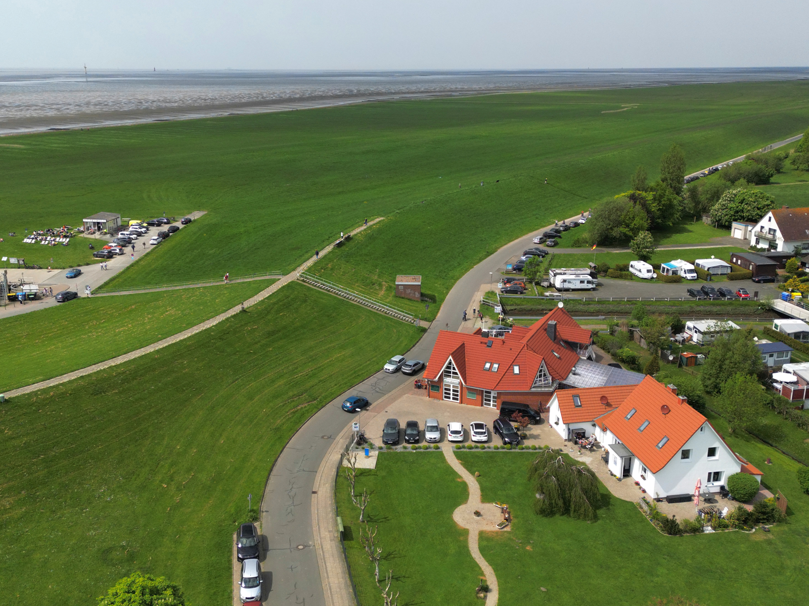 Ferienhaus mit Deich